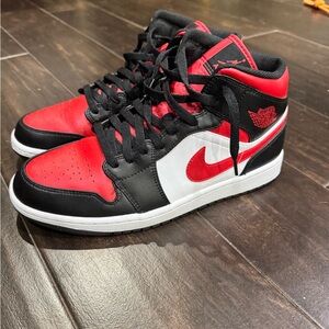 Jordan 1 Mid Black Fire-Red 2022 sz 10.5